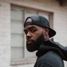 聆聽 Tron-LegaC、觀看音樂影片、閱讀小傳、查看巡演日期等！