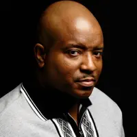 undefinedを聴いたり、ミュージックビデオを鑑賞したり、経歴やツアー日程などを確認したりしましょう！