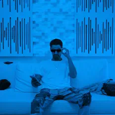 Posłuchaj wykonawcy WHB, obejrzyj teledyski, przeczytaj biografię, zobacz daty tras koncertowych i nie tylko!