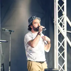 Poslechněte si interpreta Tonton Humanis, sledujte hudební videa, přečtěte si životopis, podívejte se na data turné a další informace.