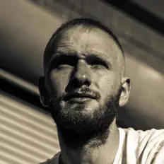 收听 Whit、观看音乐视频、阅读小传、查看巡演日期等 ！