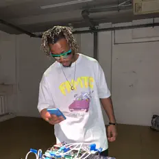 Poslechněte si interpreta Fabroski, sledujte hudební videa, přečtěte si životopis, podívejte se na data turné a další informace.