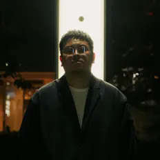 Dengarkan J, tonton video musik, baca bio, lihat tanggal tur & lainnya!
