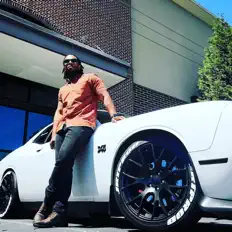 Ascolta JAYAR, guarda video musicali, leggi la biografia, vedi le date del tour & altro!