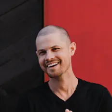 Posłuchaj wykonawcy John Corlis, obejrzyj teledyski, przeczytaj biografię, zobacz daty tras koncertowych i nie tylko!