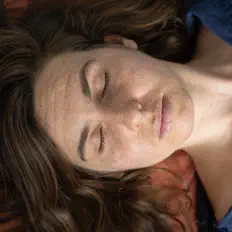 聆聽 אלה שיק בלום、觀看音樂影片、閱讀小傳、查看巡演日期等！