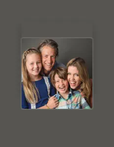The Holderness Familyを聴いたり、ミュージックビデオを鑑賞したり、経歴やツアー日程などを確認したりしましょう！