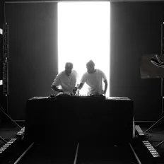 Hör dir Gate13 an, schau dir Musikvideos an, lies die Biografie, finde Tourdaten und mehr!