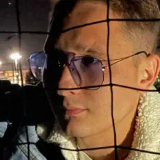 Poslechněte si interpreta v.martee, sledujte hudební videa, přečtěte si životopis, podívejte se na data turné a další informace.