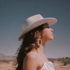 Posłuchaj wykonawcy Julia Lucius, obejrzyj teledyski, przeczytaj biografię, zobacz daty tras koncertowych i nie tylko!