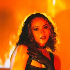 Sarah Jay सुनें, म्यूज़िक वीडियो देखें, बायो पढ़ें, दौरे की तारीखें और बहुत कुछ देखें!