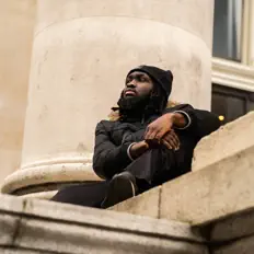 Poslechněte si interpreta Charlie Dax, sledujte hudební videa, přečtěte si životopis, podívejte se na data turné a další informace.