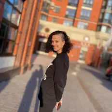 Ouça Izometry, assista a videoclipes, leia a biografia, veja as datas das turnês e mais!