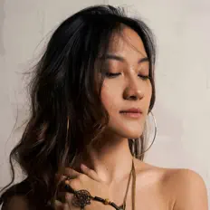 聆聽 Asteriska、觀看音樂影片、閱讀小傳、查看巡演日期等！