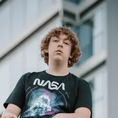 聆聽 Swifty、觀看音樂影片、閱讀小傳、查看巡演日期等！