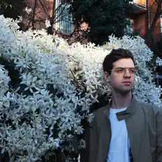 Ouça Verso, assista a videoclipes, leia a biografia, veja as datas das turnês e mais!