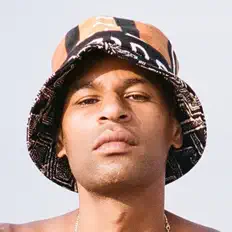 Luister naar 1000MILAN, bekijk muziekvideo's, lees de bio, bekijk de tourdata, en meer!