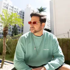 Poslechněte si interpreta DEE:VISION, sledujte hudební videa, přečtěte si životopis, podívejte se na data turné a další informace.