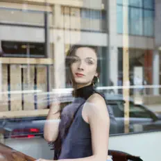 聆聽 Claire Victoria Roberts、觀看音樂影片、閱讀小傳、查看巡演日期等！