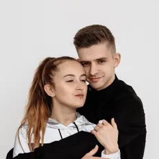 #FOLLOWMEを聴いたり、ミュージックビデオを鑑賞したり、経歴やツアー日程などを確認したりしましょう！