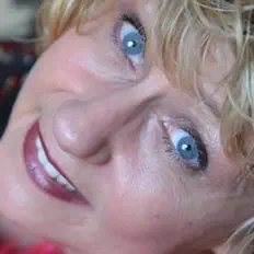 Hör dir Marilynne Anne an, schau dir Musikvideos an, lies die Biografie, finde Tourdaten und mehr!