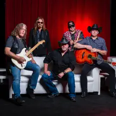 Hör dir Flatline Road an, schau dir Musikvideos an, lies die Biografie, finde Tourdaten und mehr!