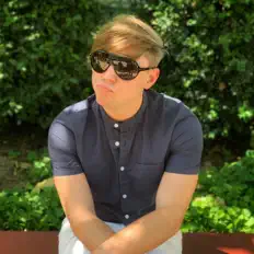 Nikolis Taryを聴いたり、ミュージックビデオを鑑賞したり、経歴やツアー日程などを確認したりしましょう！