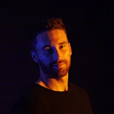 Walla dinle, müzik videolarını izle, biyografisini oku, tur tarihlerini ve daha fazlasını gör!