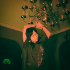 Floating Room을(를) 듣고, 뮤직 비디오를 보고, 약력을 읽고, 투어 일정 등을 확인하세요!