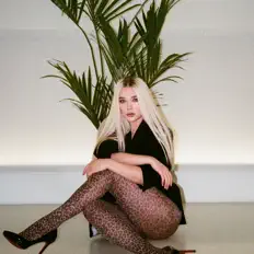 Dengarkan 2VINA, tonton video musik, baca bio, lihat tanggal tur & lainnya!
