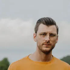 Ακούστε περιεχόμενο από Devin Davis, παρακολουθήστε μουσικά βίντεο, διαβάστε το βιογραφικό, δείτε ημερομηνίες περιοδείας, και πολλά ακόμη!