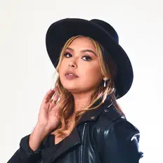 聆聽 Dana Roblez、觀看音樂影片、閱讀小傳、查看巡演日期等！