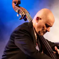 Ascolta undefined, guarda video musicali, leggi la biografia, vedi le date del tour & altro!