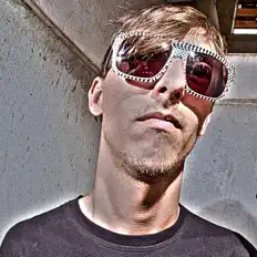 Saavageを聴いたり、ミュージックビデオを鑑賞したり、経歴やツアー日程などを確認したりしましょう！