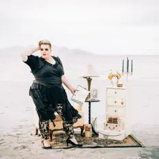 聆聽 Munroe、觀看音樂影片、閱讀小傳、查看巡演日期等！