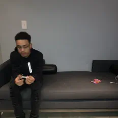 Lil Baghを聴いたり、ミュージックビデオを鑑賞したり、経歴やツアー日程などを確認したりしましょう！