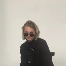 聆聽 venemak、觀看音樂影片、閱讀小傳、查看巡演日期等！