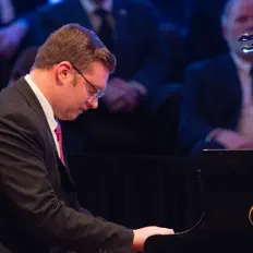 Hör dir Adam Gerken an, schau dir Musikvideos an, lies die Biografie, finde Tourdaten und mehr!