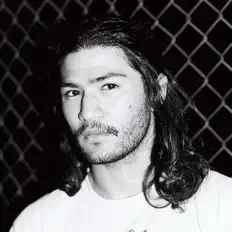 Poslechněte si interpreta SoSoSorry, sledujte hudební videa, přečtěte si životopis, podívejte se na data turné a další informace.