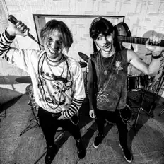 聆聽 Ghoul Brothers、觀看音樂影片、閱讀小傳、查看巡演日期等！