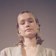 Escucha a Nova Lo, mira videos musicales, lee su biografía, consulta las fechas de las gira y más.