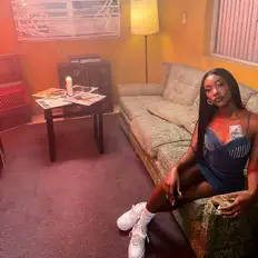 Poslechněte si interpreta Zaniya, sledujte hudební videa, přečtěte si životopis, podívejte se na data turné a další informace.