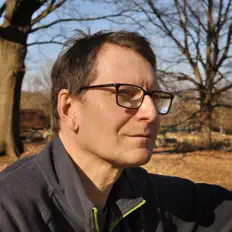 收听 Lanterna、观看音乐视频、阅读小传、查看巡演日期等 ！