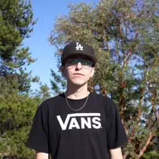 Skrillを聴いたり、ミュージックビデオを鑑賞したり、経歴やツアー日程などを確認したりしましょう！