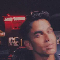 收听 Roy. E、观看音乐视频、阅读小传、查看巡演日期等 ！