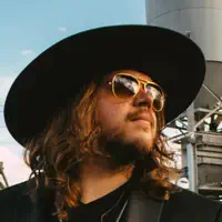 Dengarkan undefined, tonton video musik, baca bio, lihat tanggal tur & lainnya!