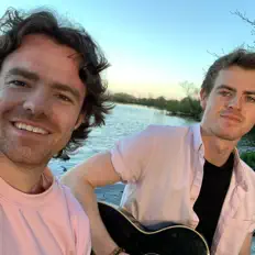 收听 Two Degrees、观看音乐视频、阅读小传、查看巡演日期等 ！