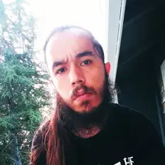 Muddy Gを聴いたり、ミュージックビデオを鑑賞したり、経歴やツアー日程などを確認したりしましょう！