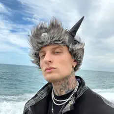 Misho Amoliを聴いたり、ミュージックビデオを鑑賞したり、経歴やツアー日程などを確認したりしましょう！