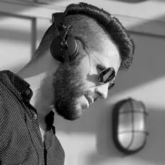 Poslechněte si interpreta RØDO, sledujte hudební videa, přečtěte si životopis, podívejte se na data turné a další informace.